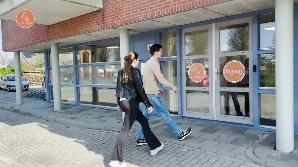 De ingang van Verloskundigen PuurBegin aan de Orkestlaan in Kampen